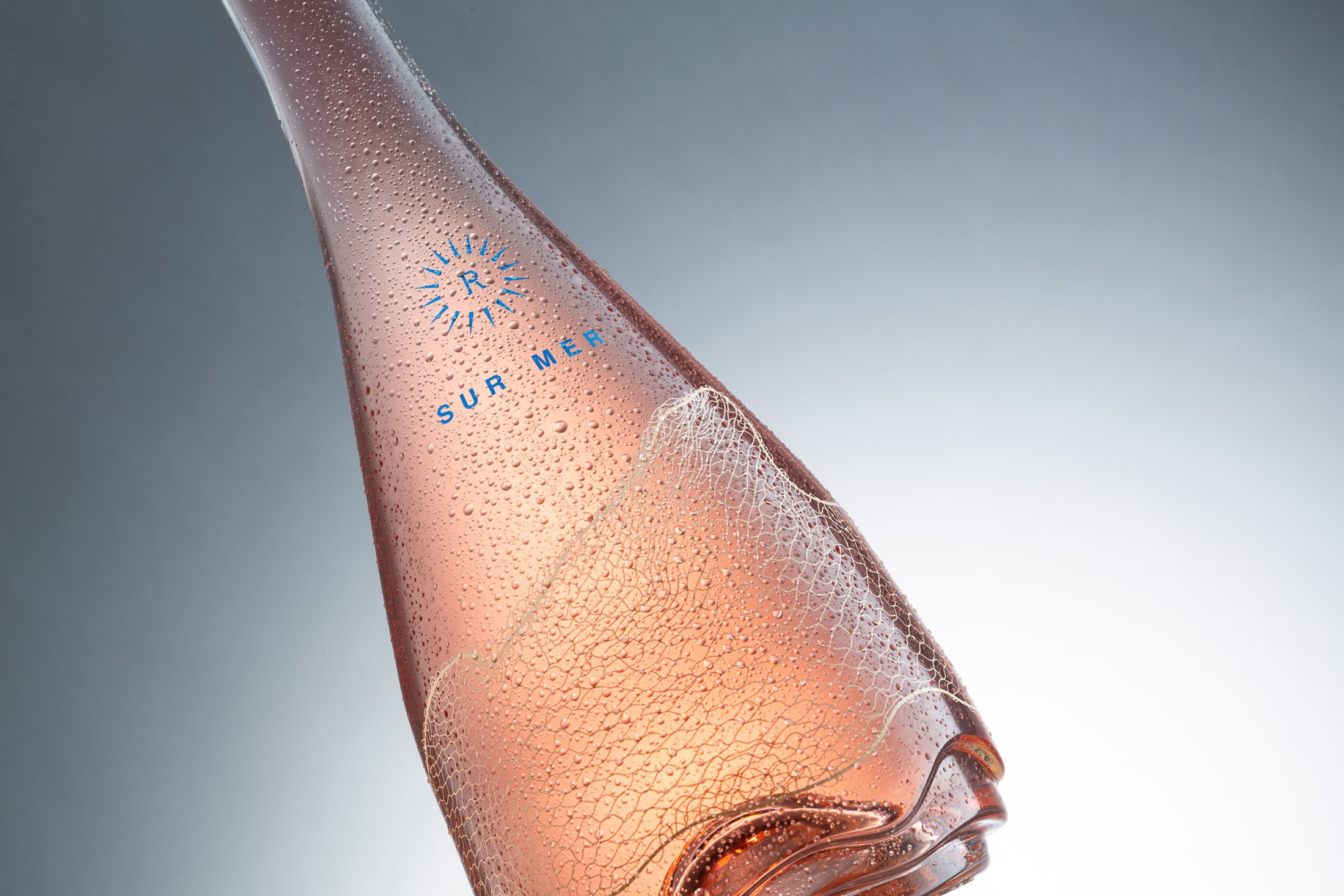 Sur Mer — detaliul sticlei rosé și al plasei