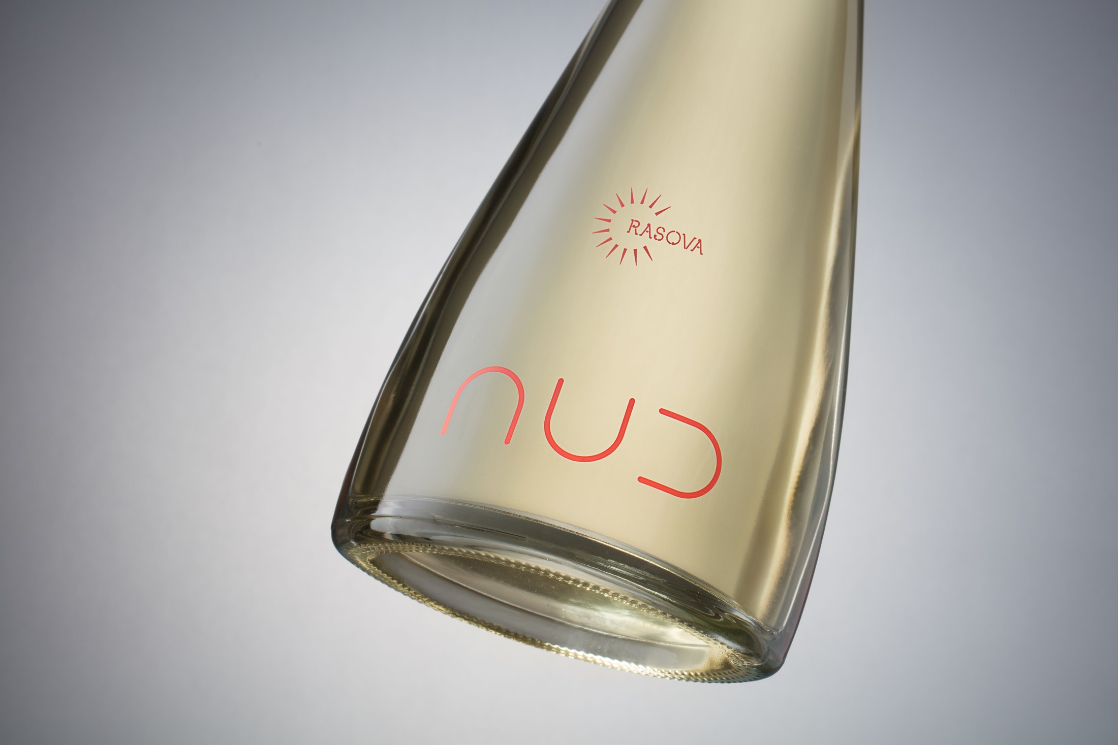 NUD — sticlă de vin alb, identitate minimalistă