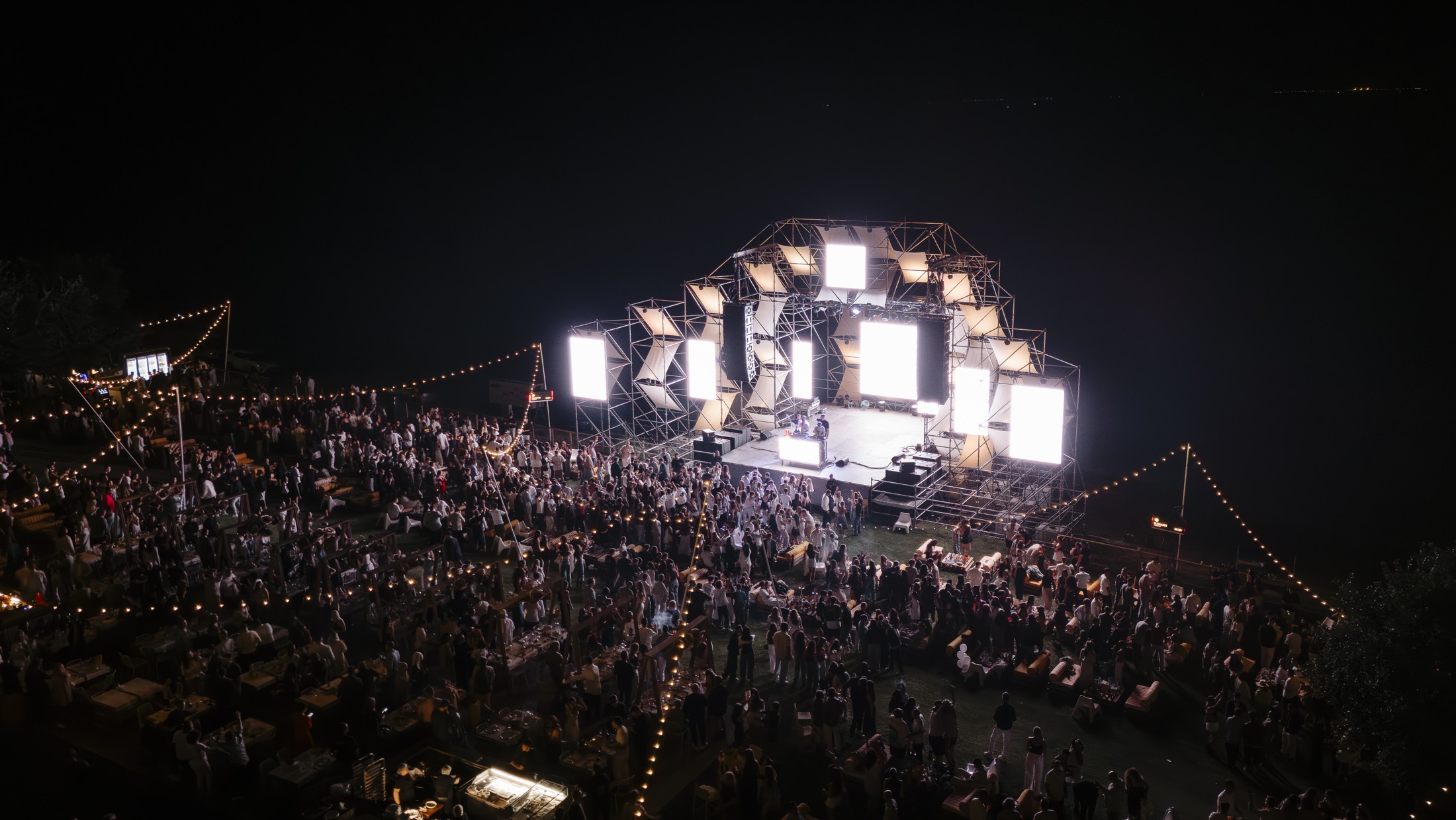AER by Rasova — scenă și public, vedere nocturnă