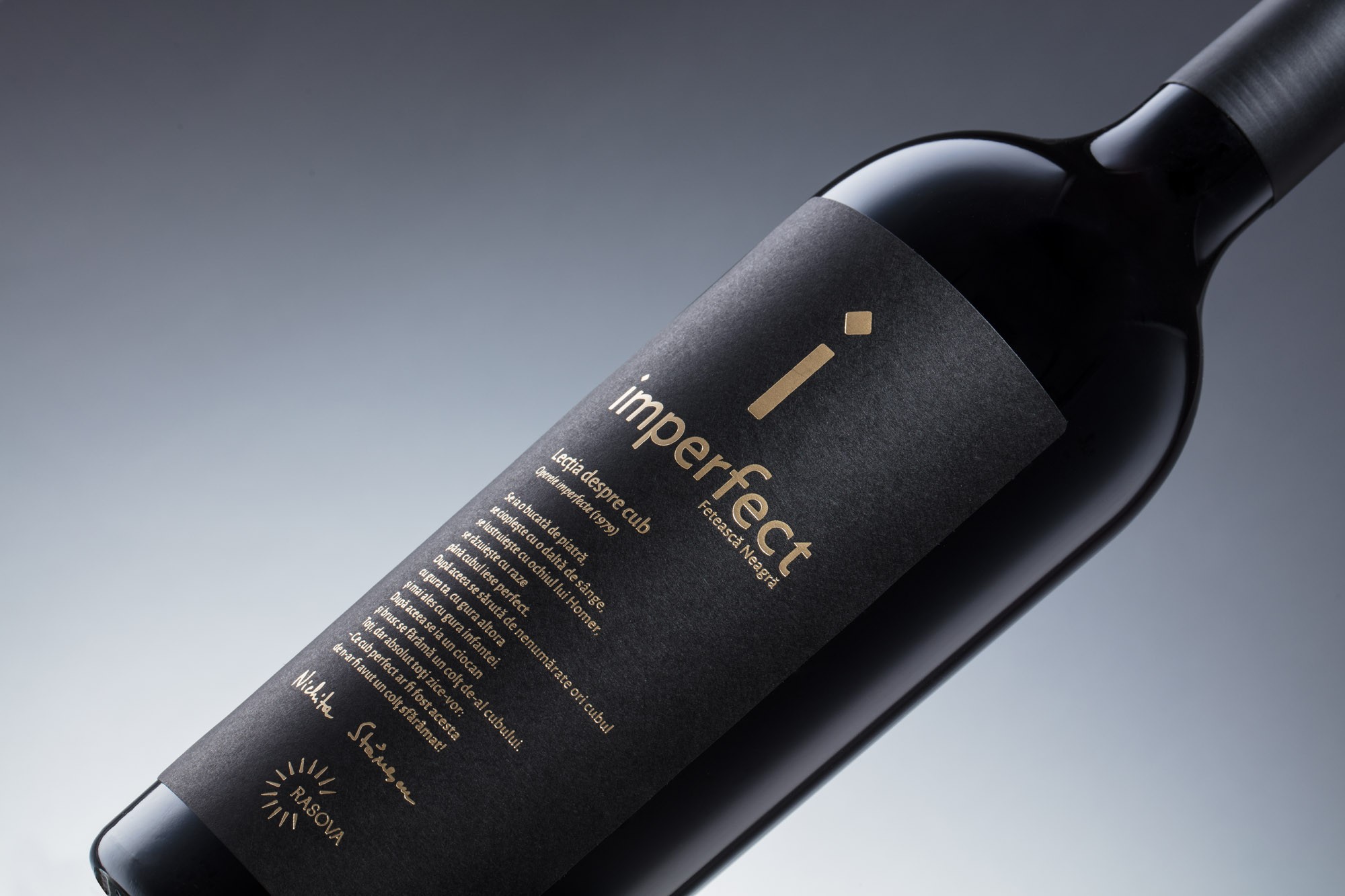 Imperfect — ambalaj negru cu detaliu auriu