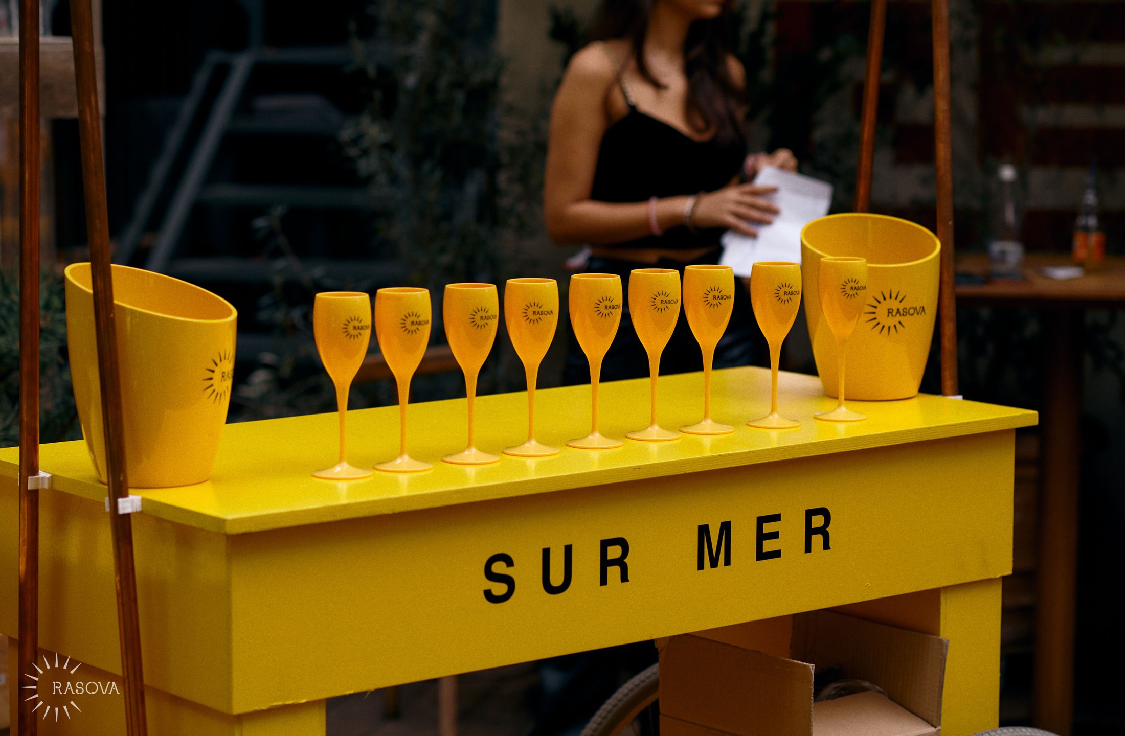 La Vie Sur Mer — bar galben și pahare personalizate