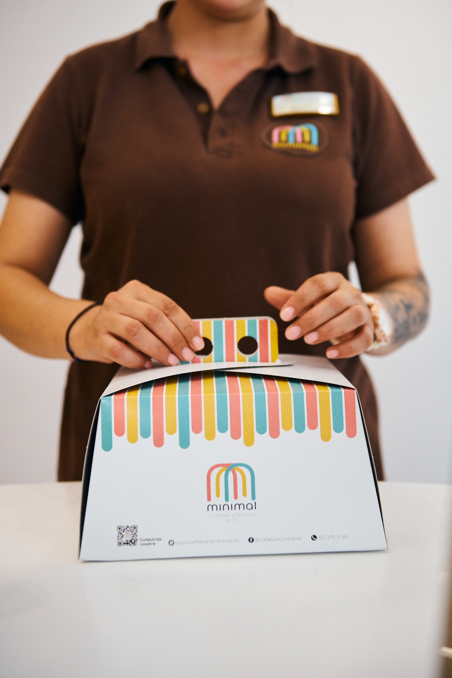 Cutia de tort și uniforma Minimal