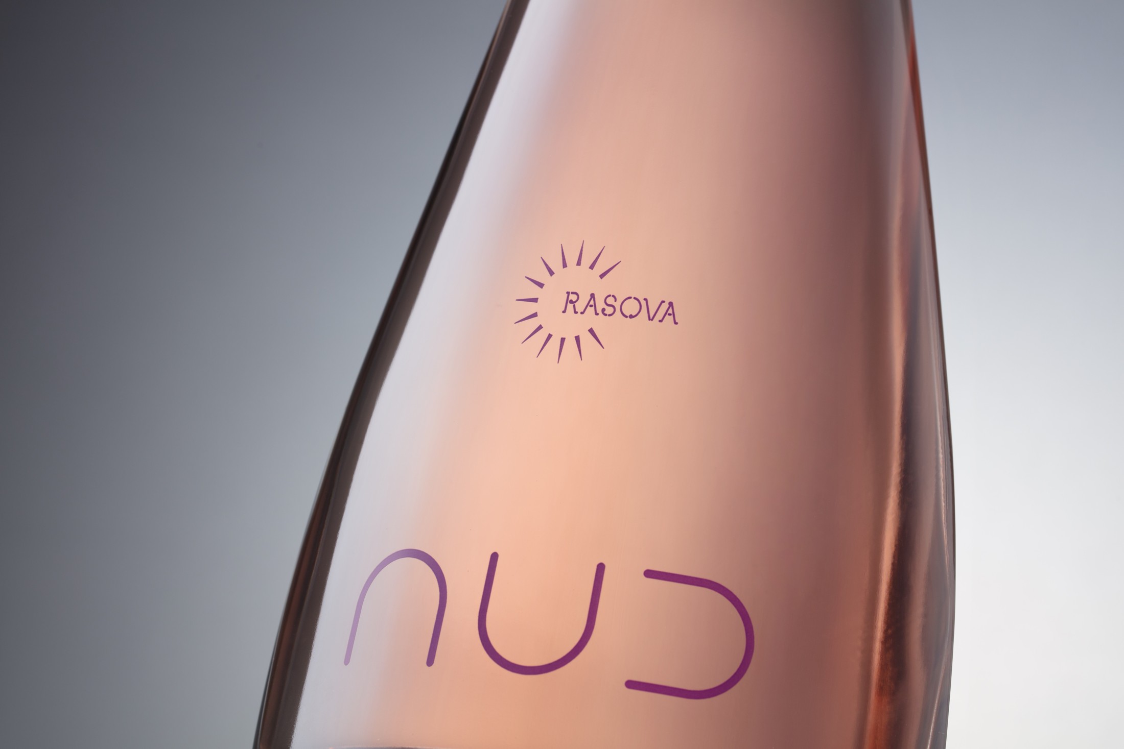 NUD — sticlă rosé cu semn violet