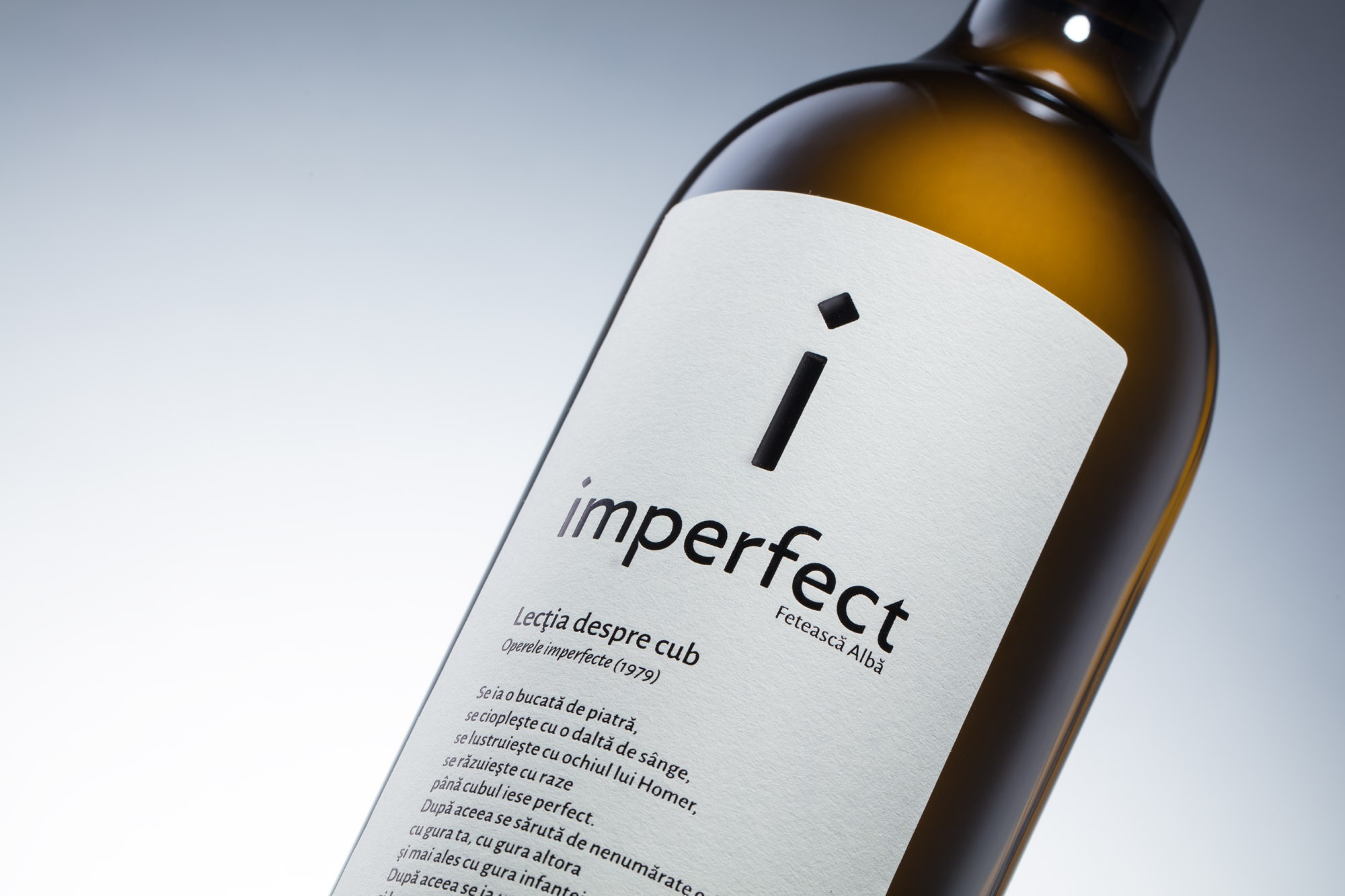 Imperfect — ambalaj alb și tipografie neagră