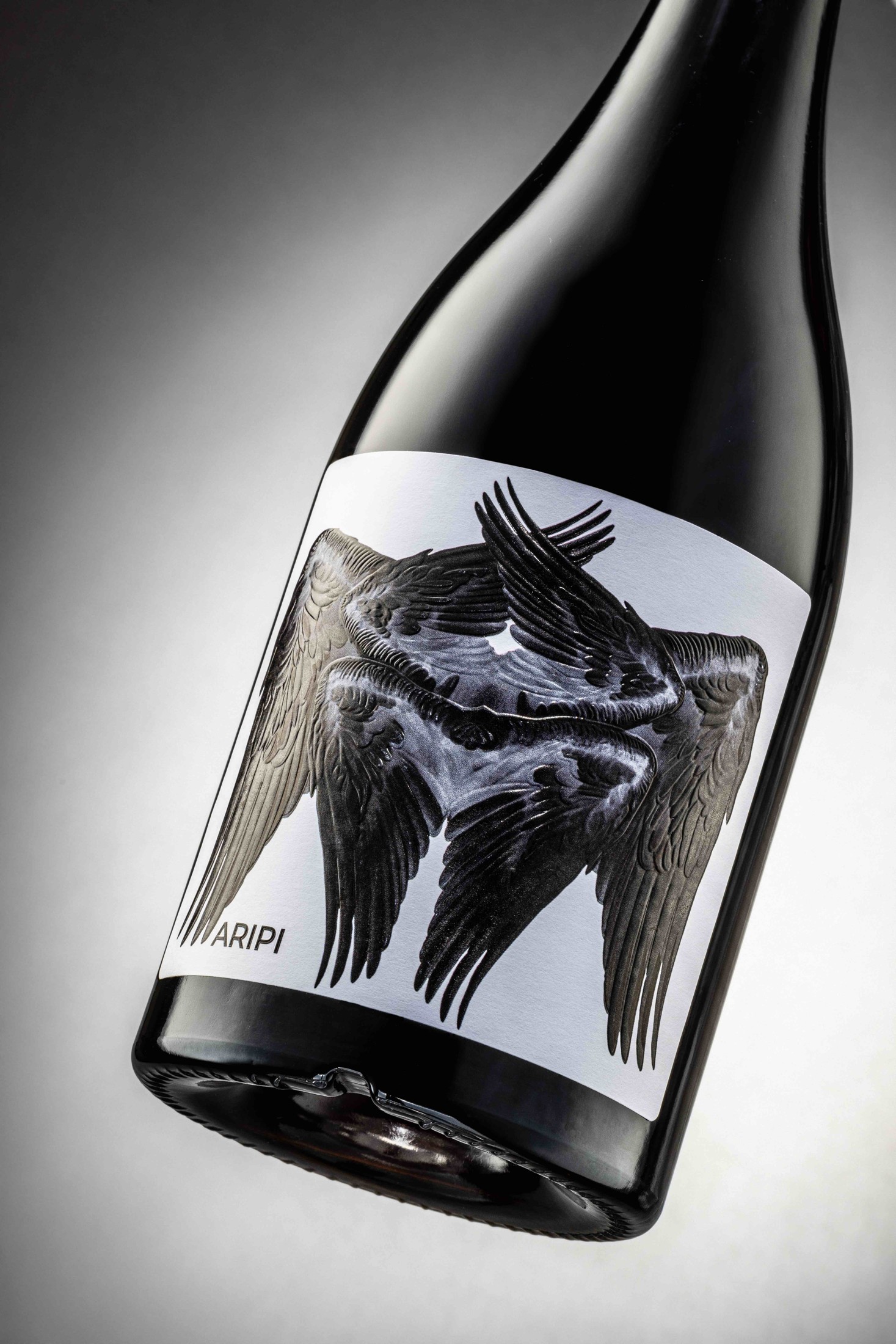 Aripi — sticlă de vin roșu cu ilustrația aripilor negre